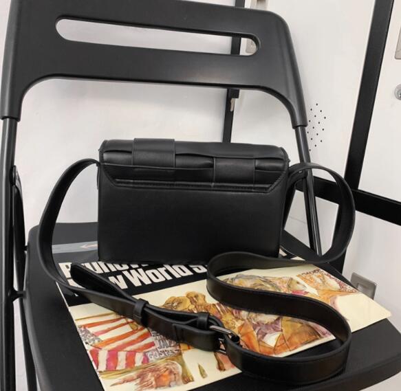 メンズショルダーバッグ ミニ斜めがけ合皮編み込みデザイン