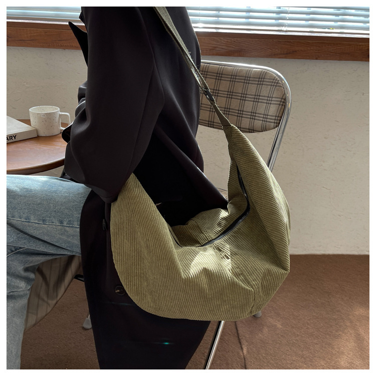 ショルダーバッグメンズ 三日月型コーデュロイショルダーバッグ大容量カーキ