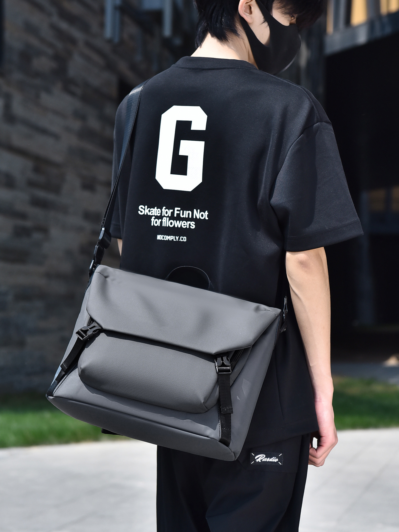 メンズショルダーバッグ 多機能バックル付き斜め掛け大容量鞄