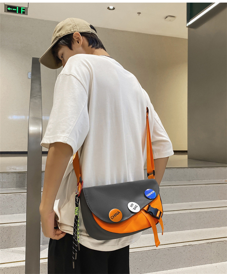 ショルダーバッグメンズ フラップ付き缶バッジデコレーションメッセンジャーバッグ