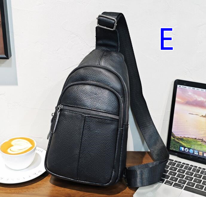 メンズショルダーバッグ スマホ 斜めがけショルダーバッグ合成皮革ボディバッグ