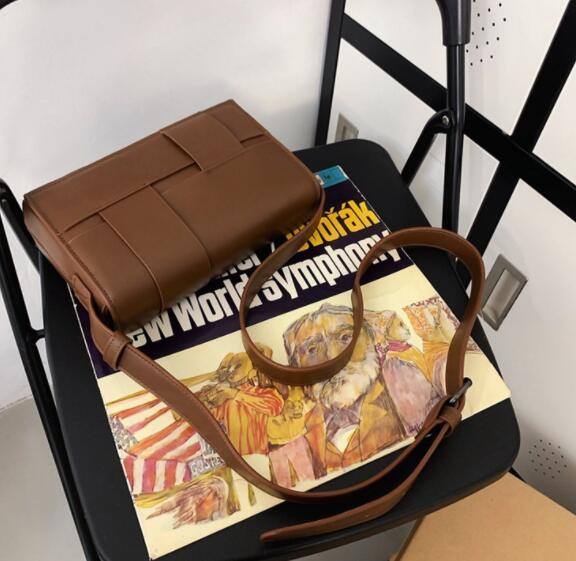 メンズショルダーバッグ ミニ斜めがけ合皮編み込みデザイン