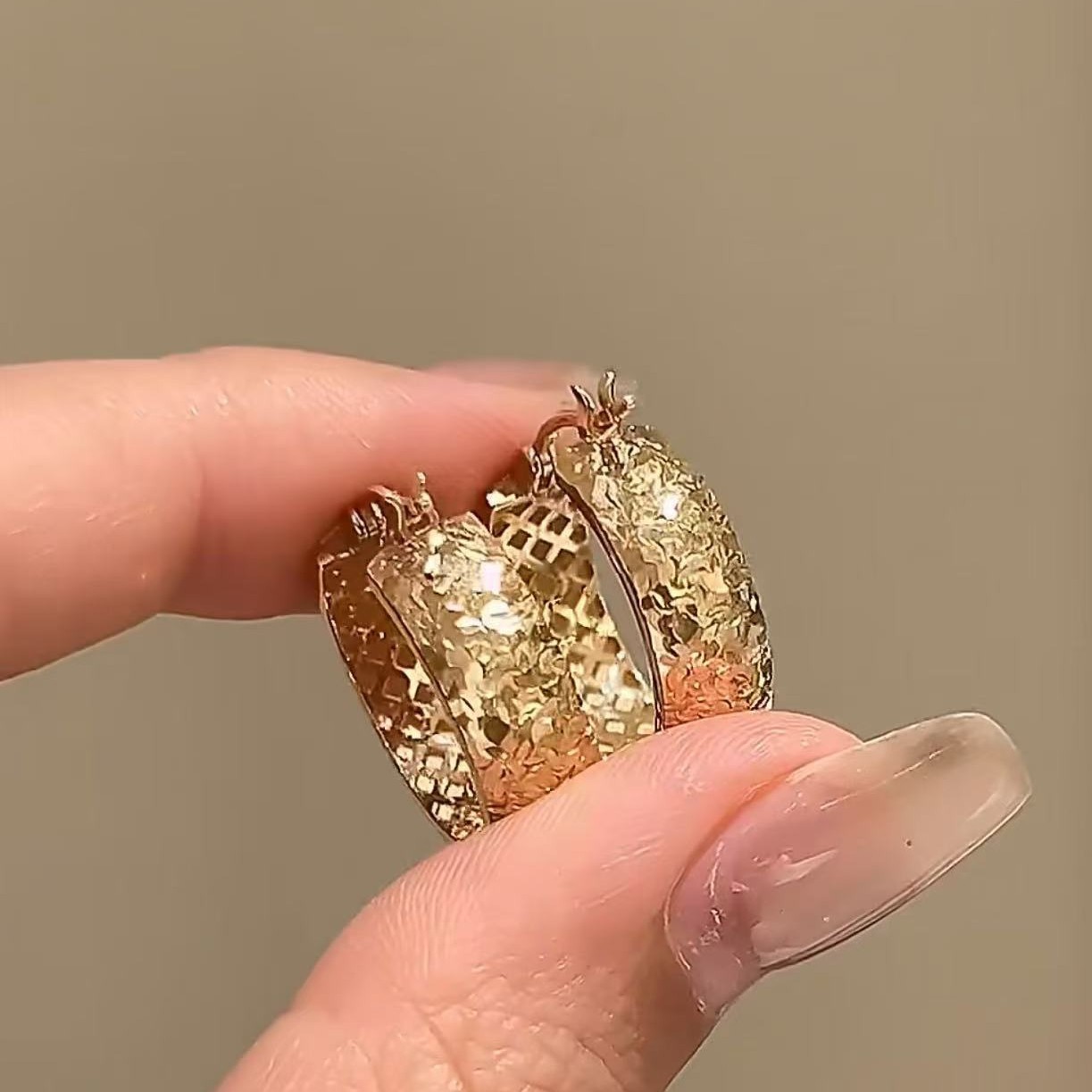 シルバーアクセサリー 華やかメッシュ模様 ホール型ピアス