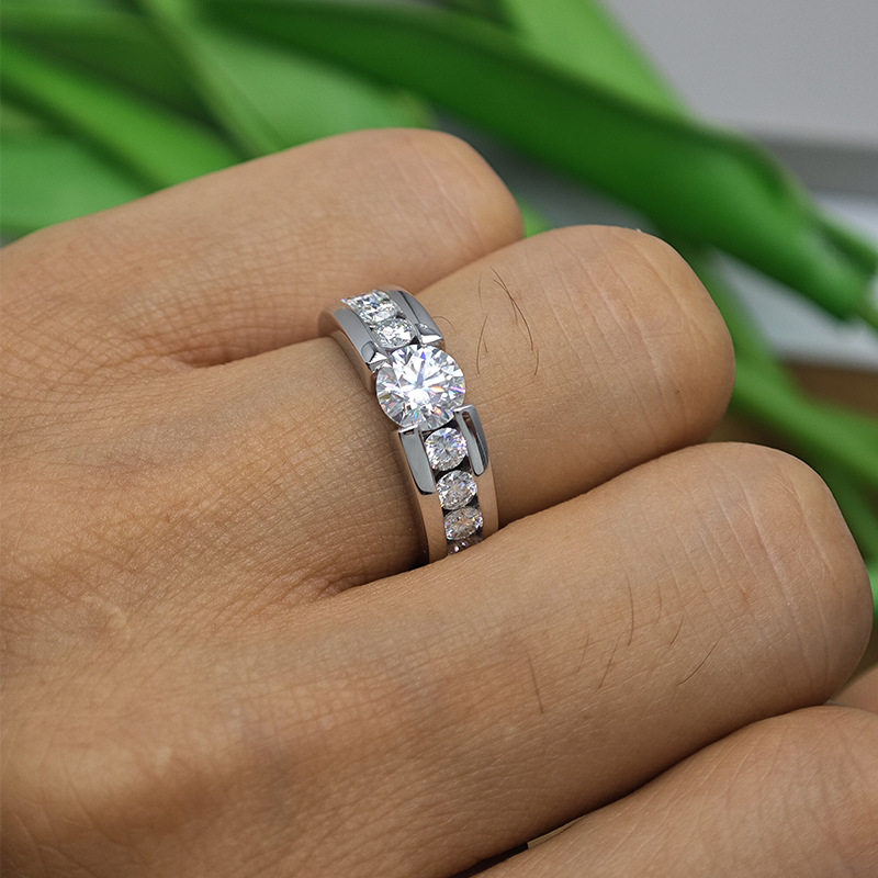シルバーアクセサリー 煌めきダイヤモンドの婚約指輪
