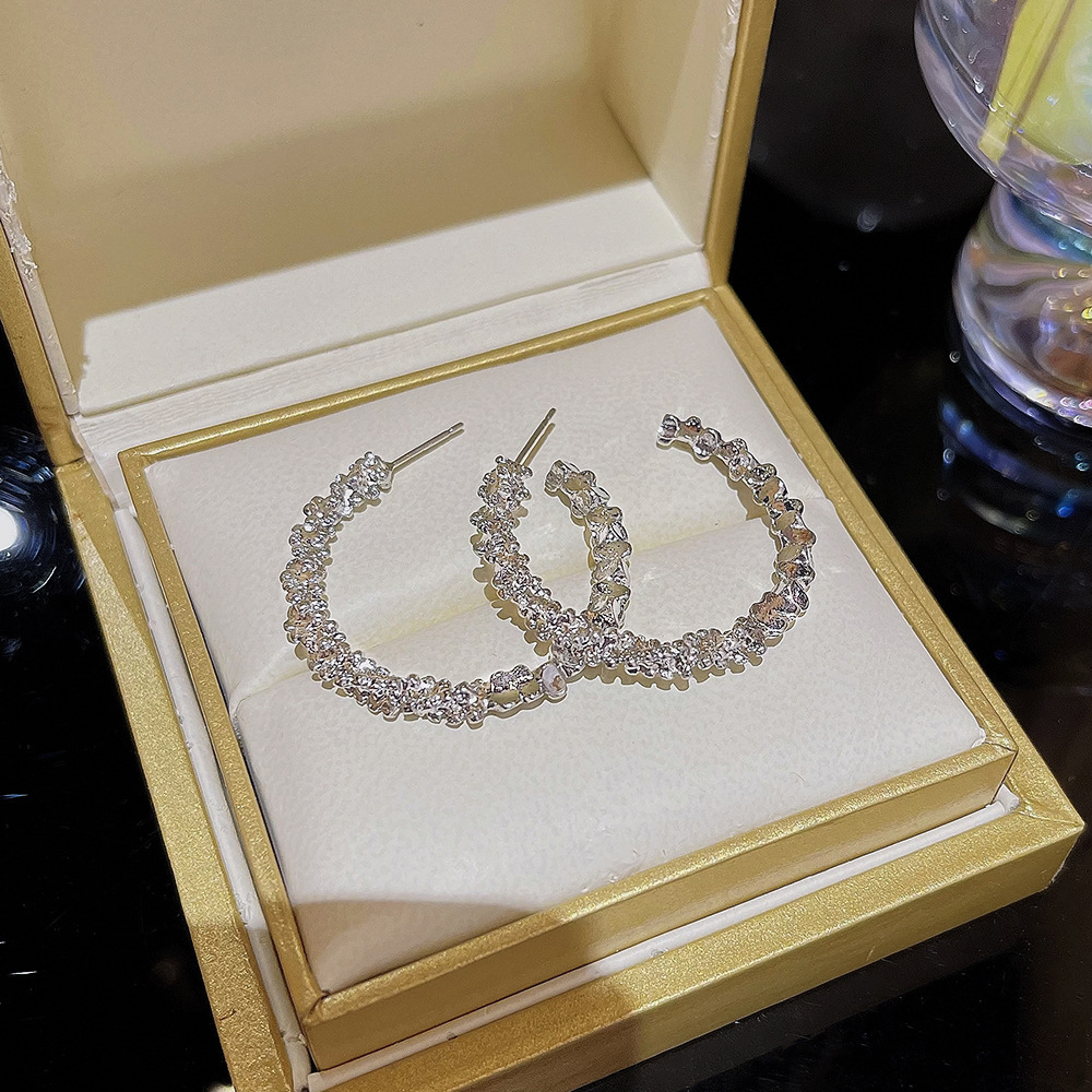 シルバーアクセサリー 揺れる輝き フープピアス
