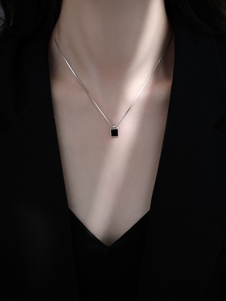 シルバーアクセサリー 石留め細身ネックレス