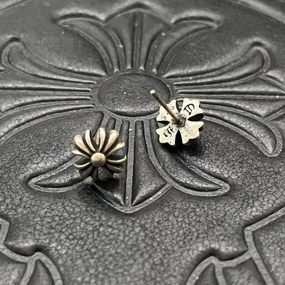 シルバーアクセサリー 花びら透かし彫り アンティークピアス