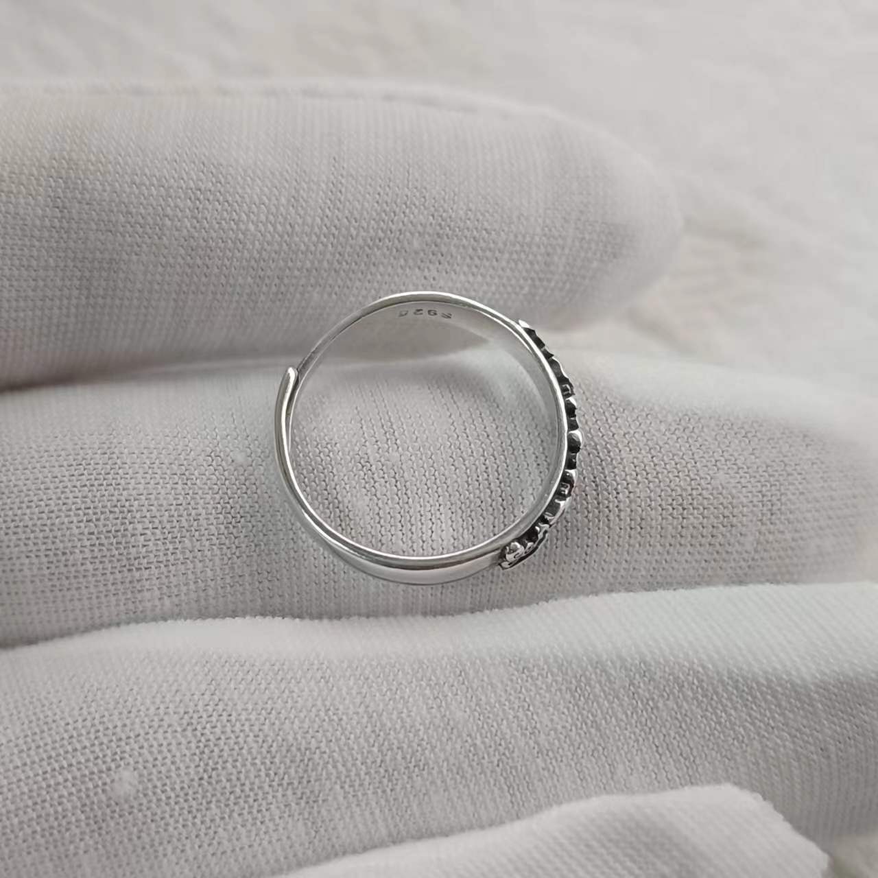 シルバーアクセサリー 唐草模様彫刻リング