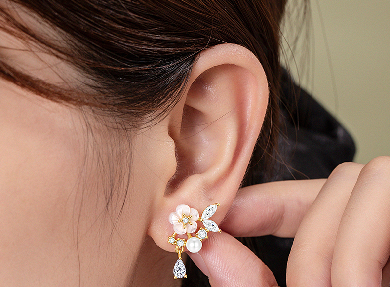 シルバーアクセサリー 花の煌めき 雫揺れるイヤリング
