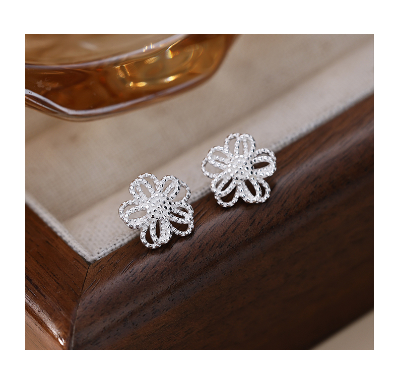 シルバーアクセサリー 透かし彫り花びらイヤリング