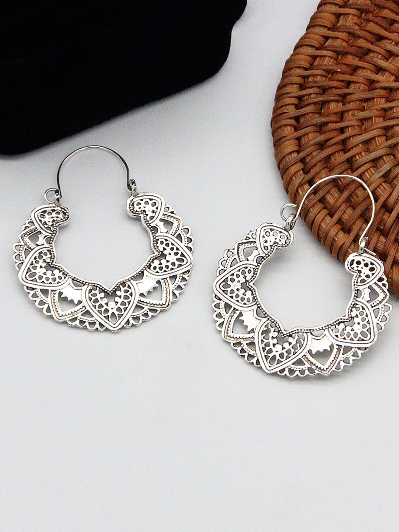 シルバーアクセサリー 透かし模様のハート飾りフープピアス