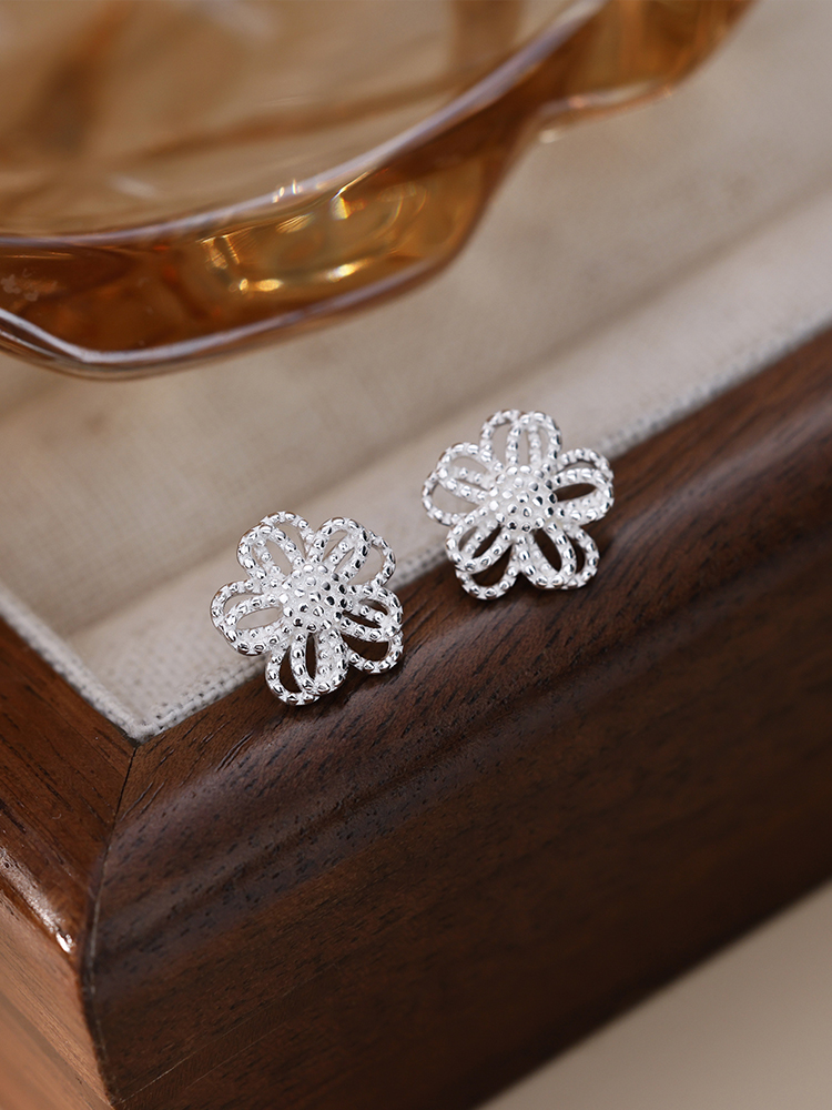 シルバーアクセサリー 透かし彫り花びらイヤリング