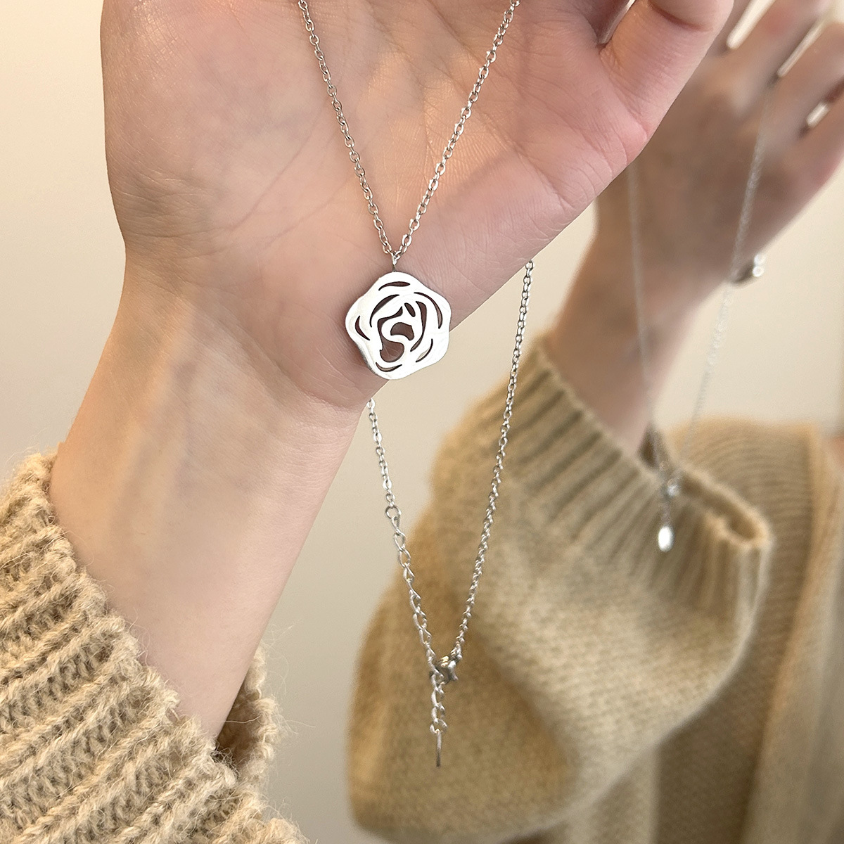 シルバーアクセサリー 透かし薔薇の優美ネックレス