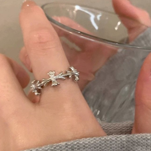 シルバーアクセサリー 上品な花飾り結晶リング