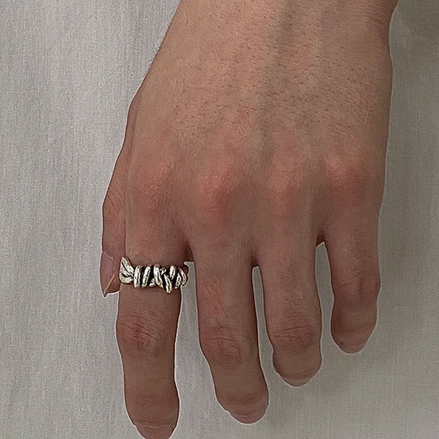 シルバーアクセサリー 渦巻く波模様とクラシカルリング