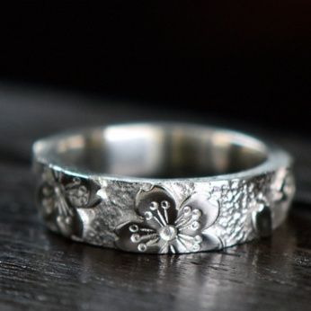 シルバーアクセサリー 桜花模様の彫刻リング