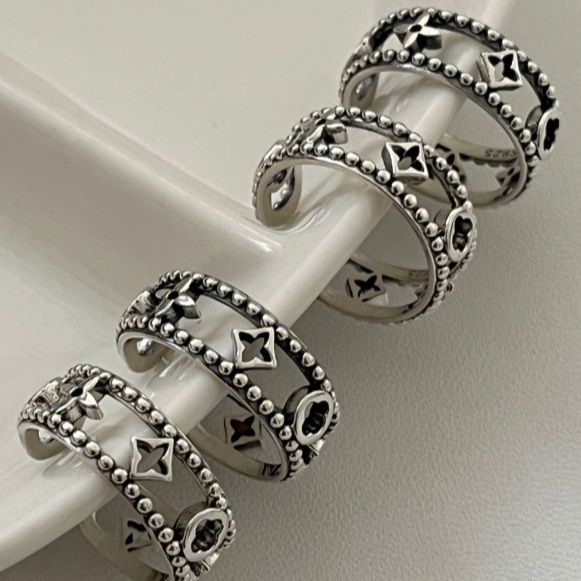 シルバーアクセサリー 粒飾り四葉透かしリング