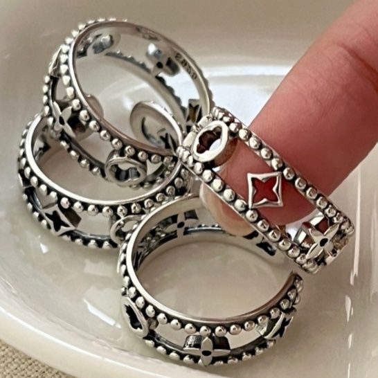シルバーアクセサリー 粒飾り四葉透かしリング