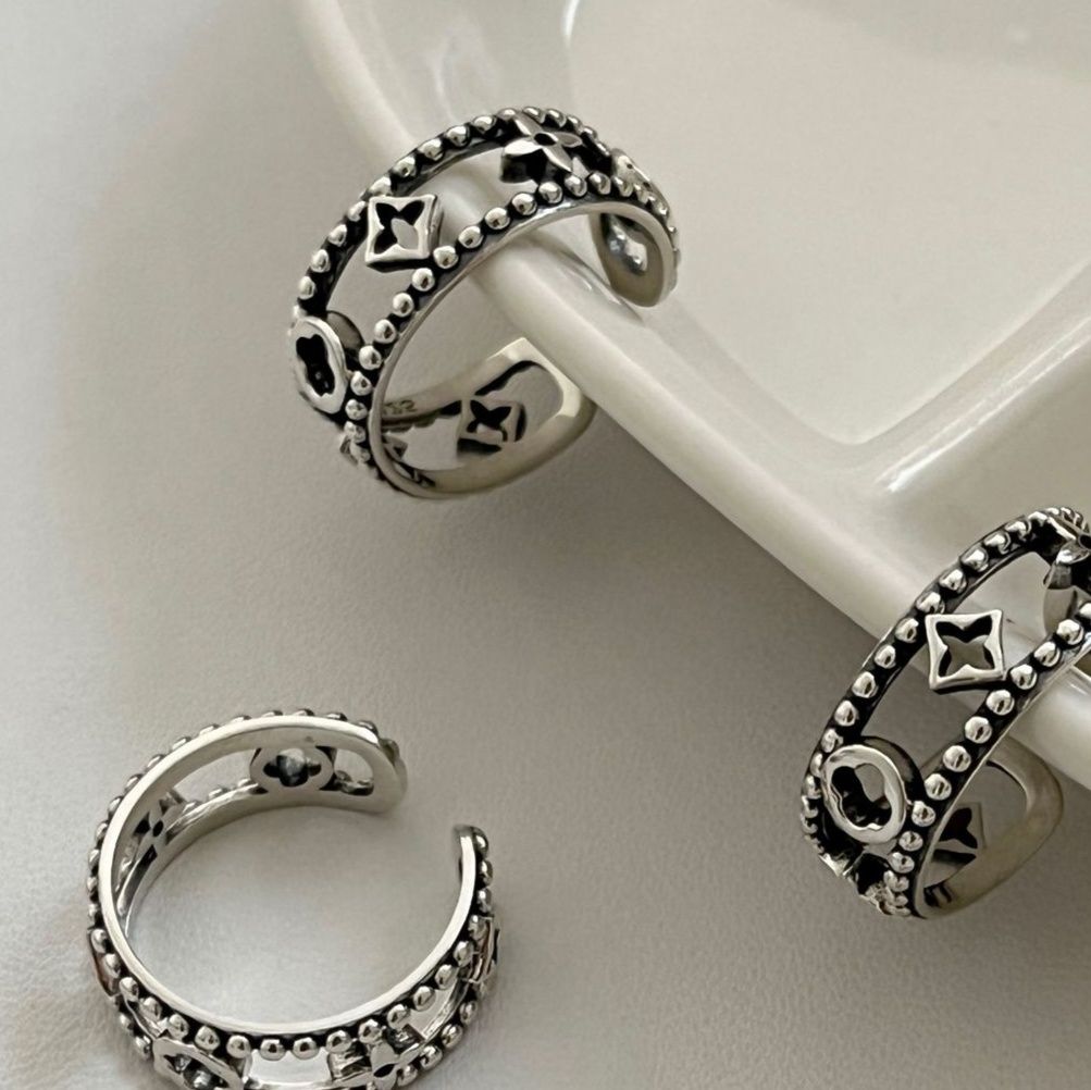 シルバーアクセサリー 粒飾り四葉透かしリング