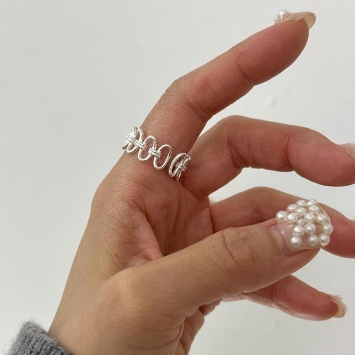 シルバーアクセサリー 輪繋ぎ模様の透かしリング