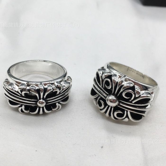 シルバーアクセサリー 古典紋様の十字架リング