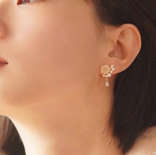 シルバーアクセサリー 花の煌めき 雫揺れるイヤリング