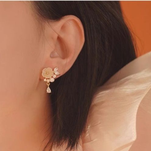 シルバーアクセサリー 花の煌めき 雫揺れるイヤリング