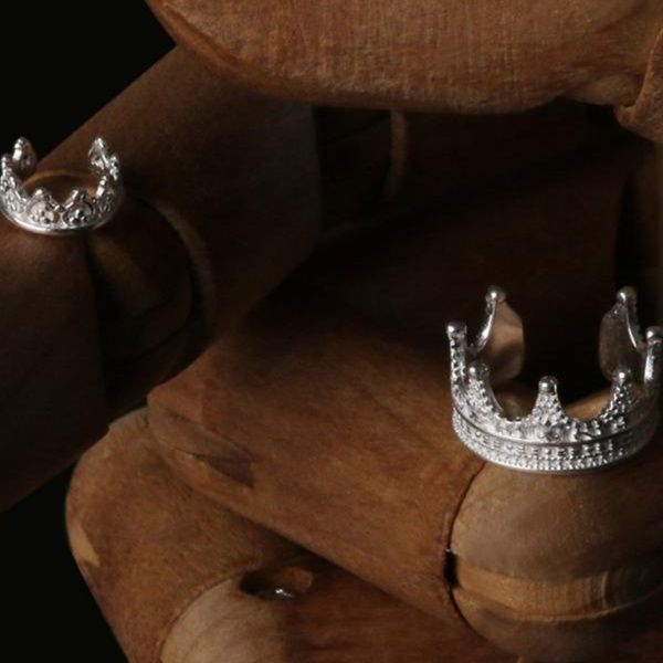 シルバーアクセサリー 優雅な王冠のイヤーカフ