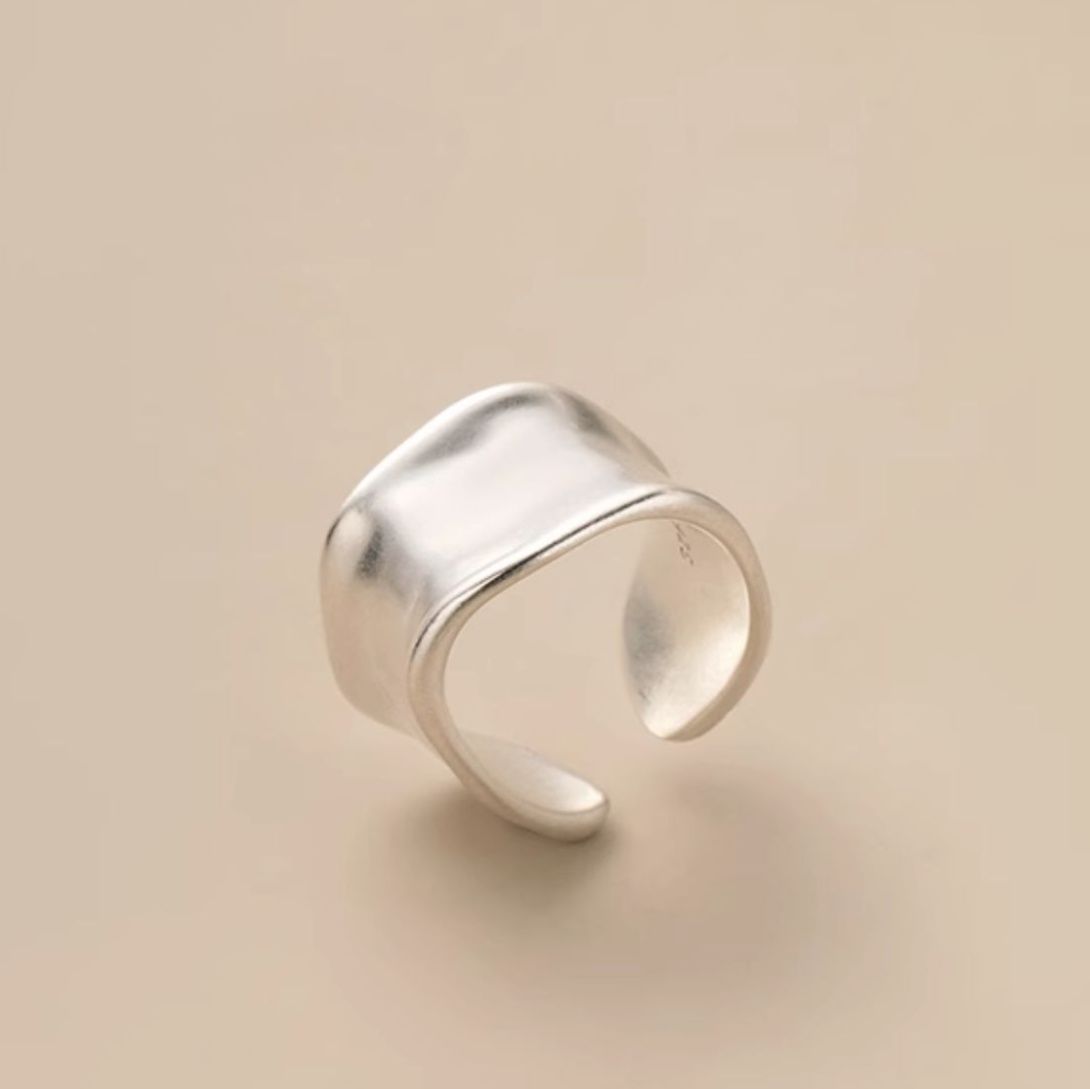 シルバーアクセサリー 波打つ曲線のフォルムリング