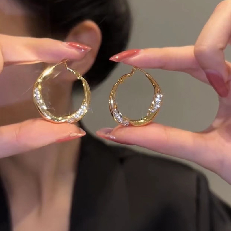 シルバーアクセサリー 煌めき波紋フープピアス