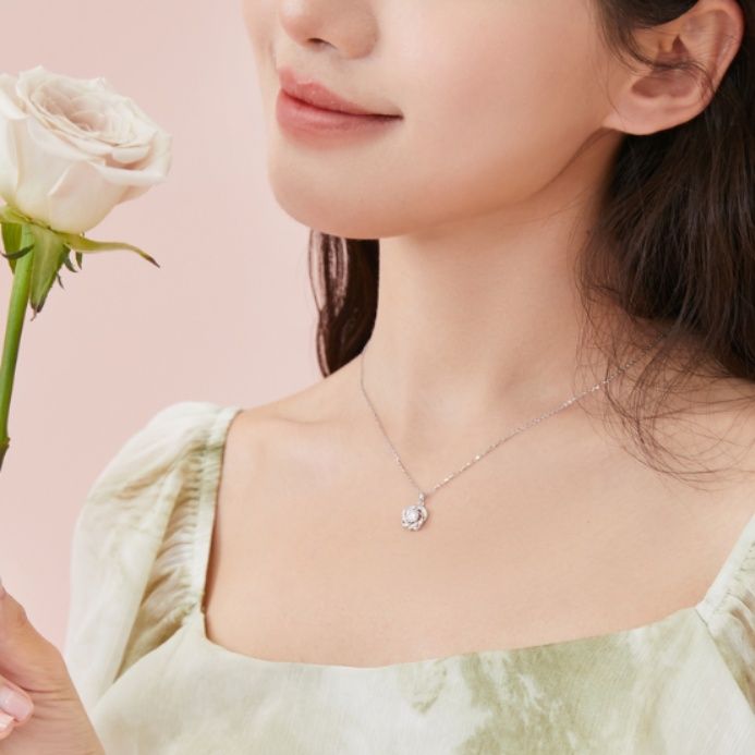 シルバーアクセサリー 煌めく小花のペンダント