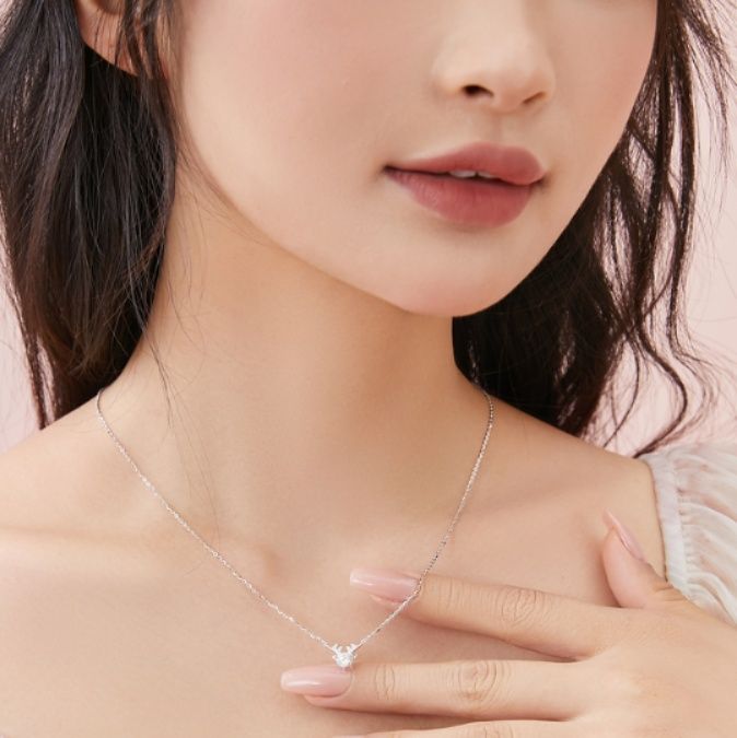 シルバーアクセサリー 煌めく小花のペンダント