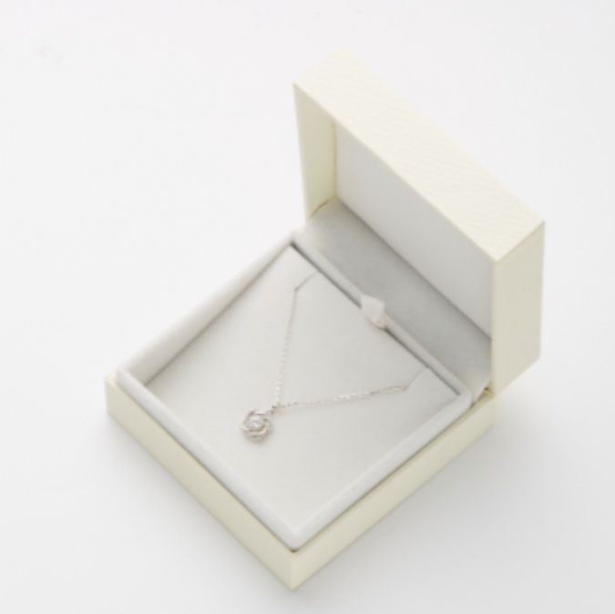 シルバーアクセサリー 煌めく小花のペンダント