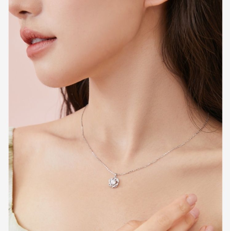 シルバーアクセサリー 煌めく小花のペンダント