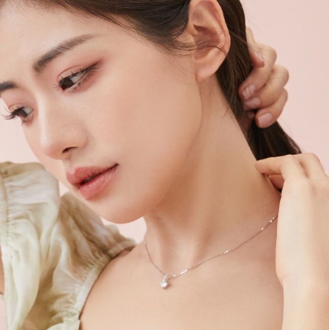シルバーアクセサリー 煌めく小花のペンダント