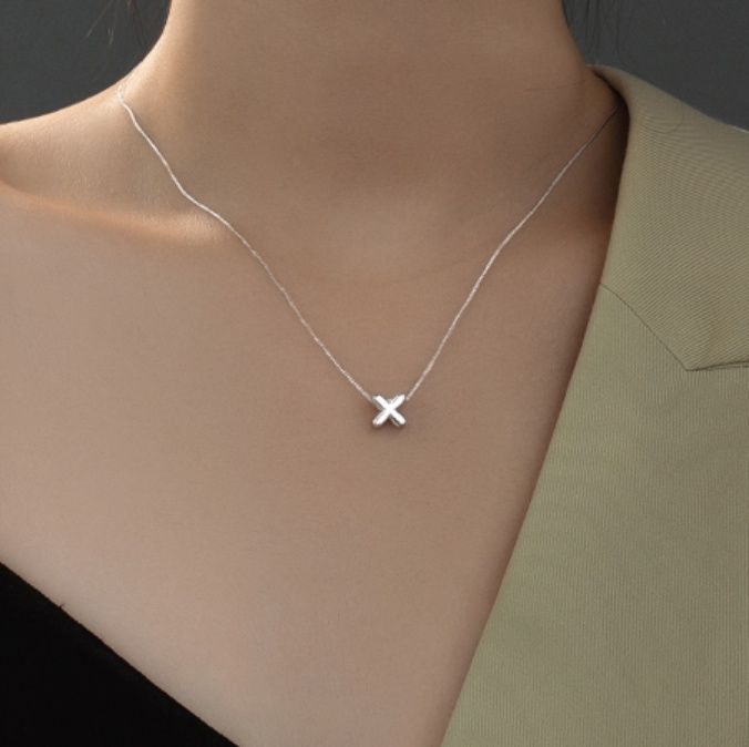 シルバーアクセサリー 洗練ミニマルアルファベットネックレス