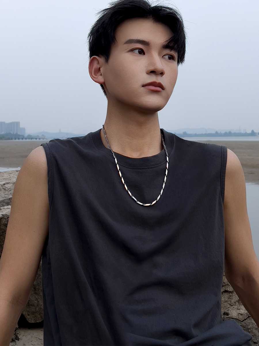 コーデのアクセントに！シルバーのロングネックレスおすすめ8選