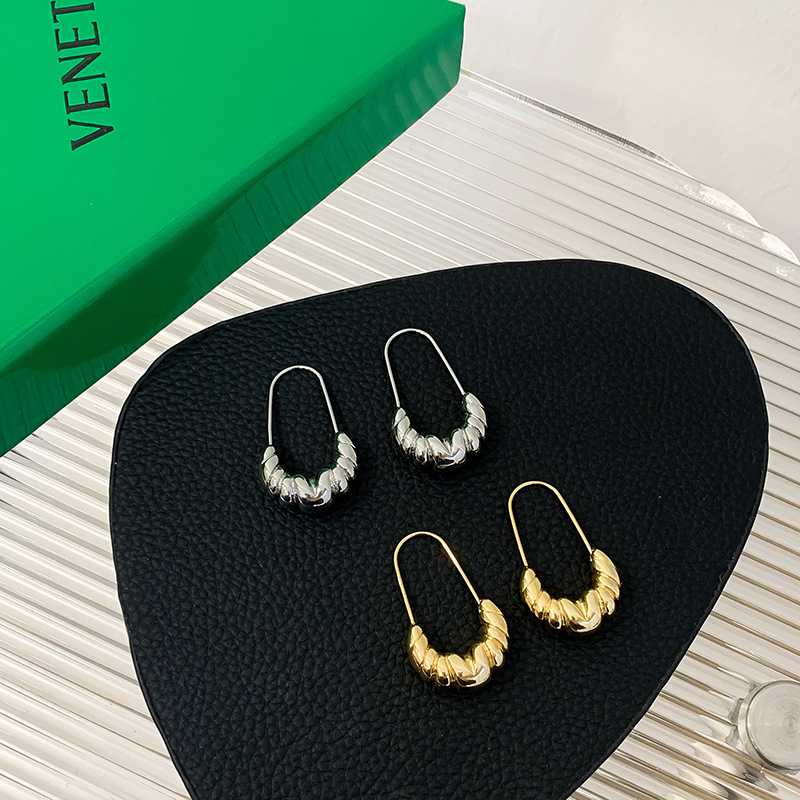 特別な一日を華やかに彩る！ブライダルシルバーイヤリング5選