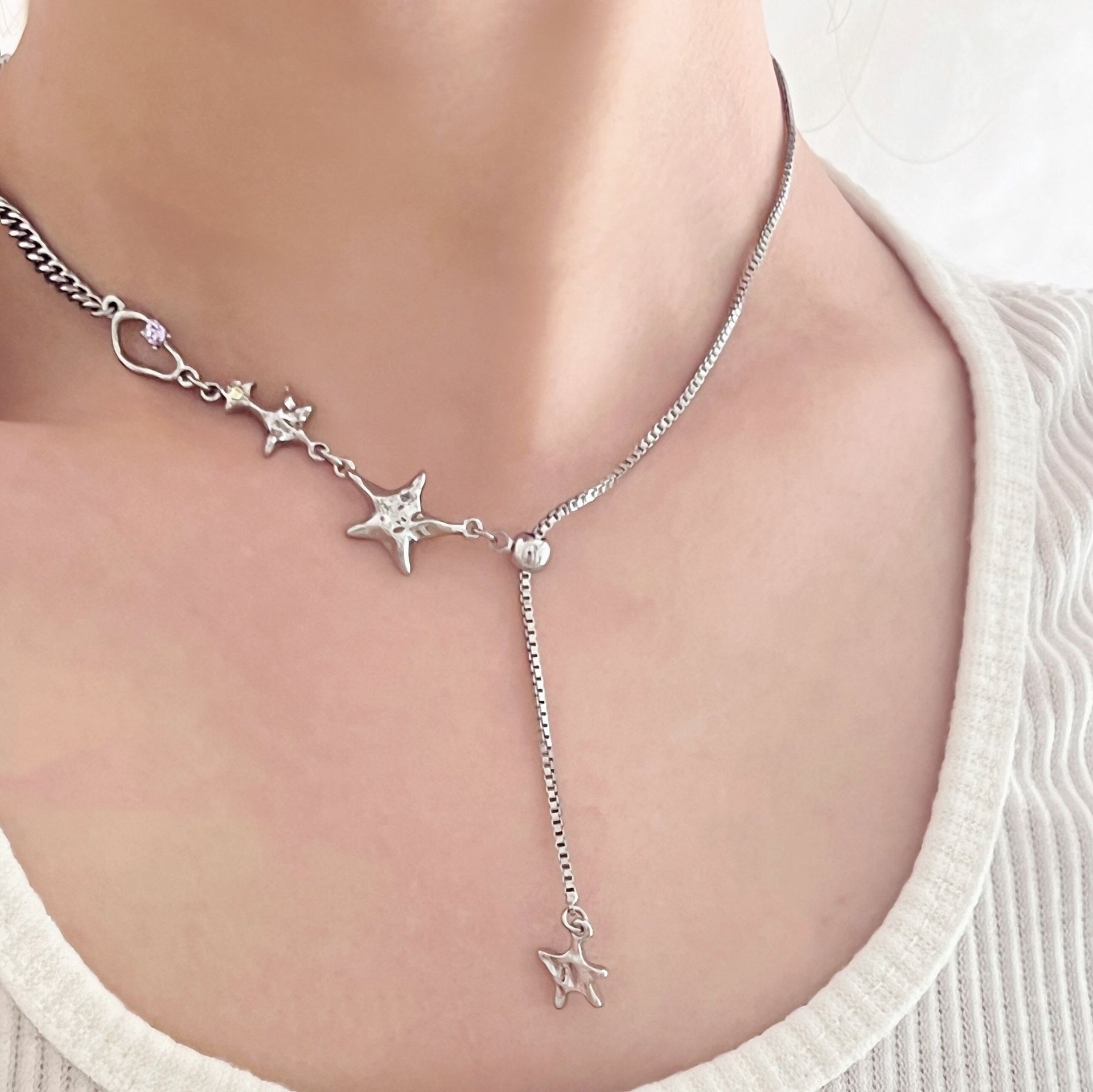 シルバーアクセサリー 星モチーフ揺れるロングチェーンネックレス