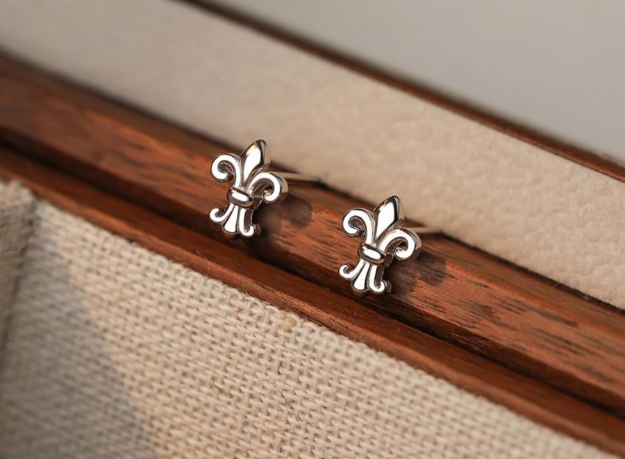 シルバーアクセサリー 百合の紋章モチーフスタッドピアス