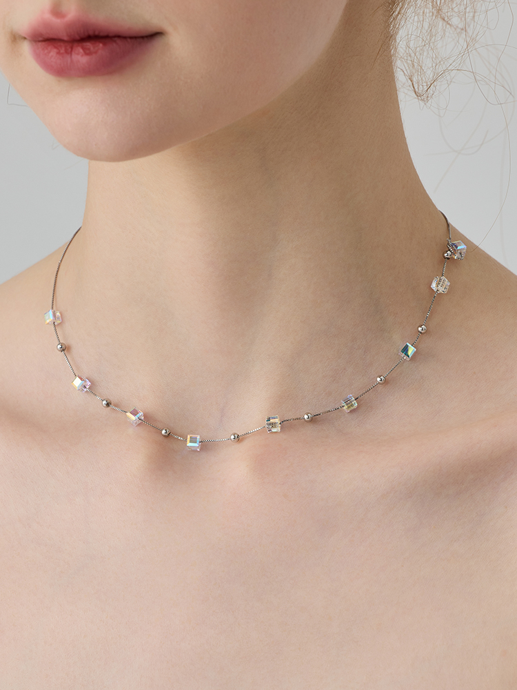 シルバーアクセサリー 煌めく宝石立方体のステーションネックレス