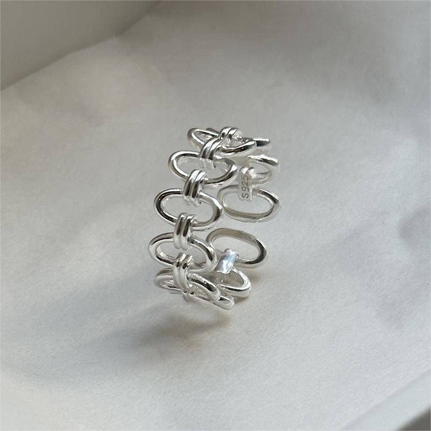 シルバーアクセサリー 輪繋ぎ模様の透かしリング