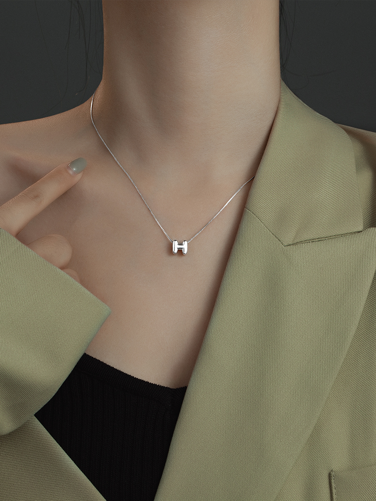 シルバーアクセサリー 洗練ミニマルアルファベットネックレス
