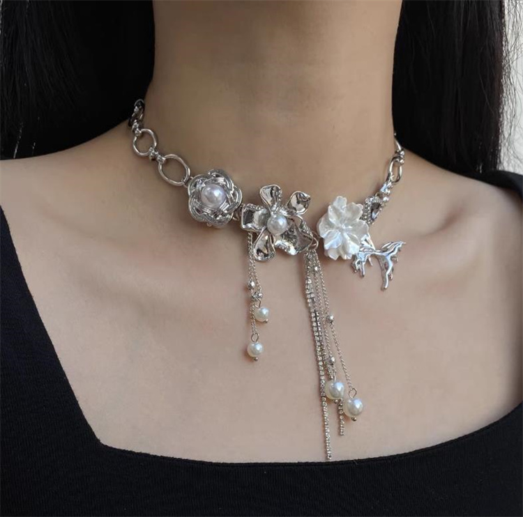 シルバーアクセサリー 薔薇と真珠フリンジの個性派シルバーチョーカー