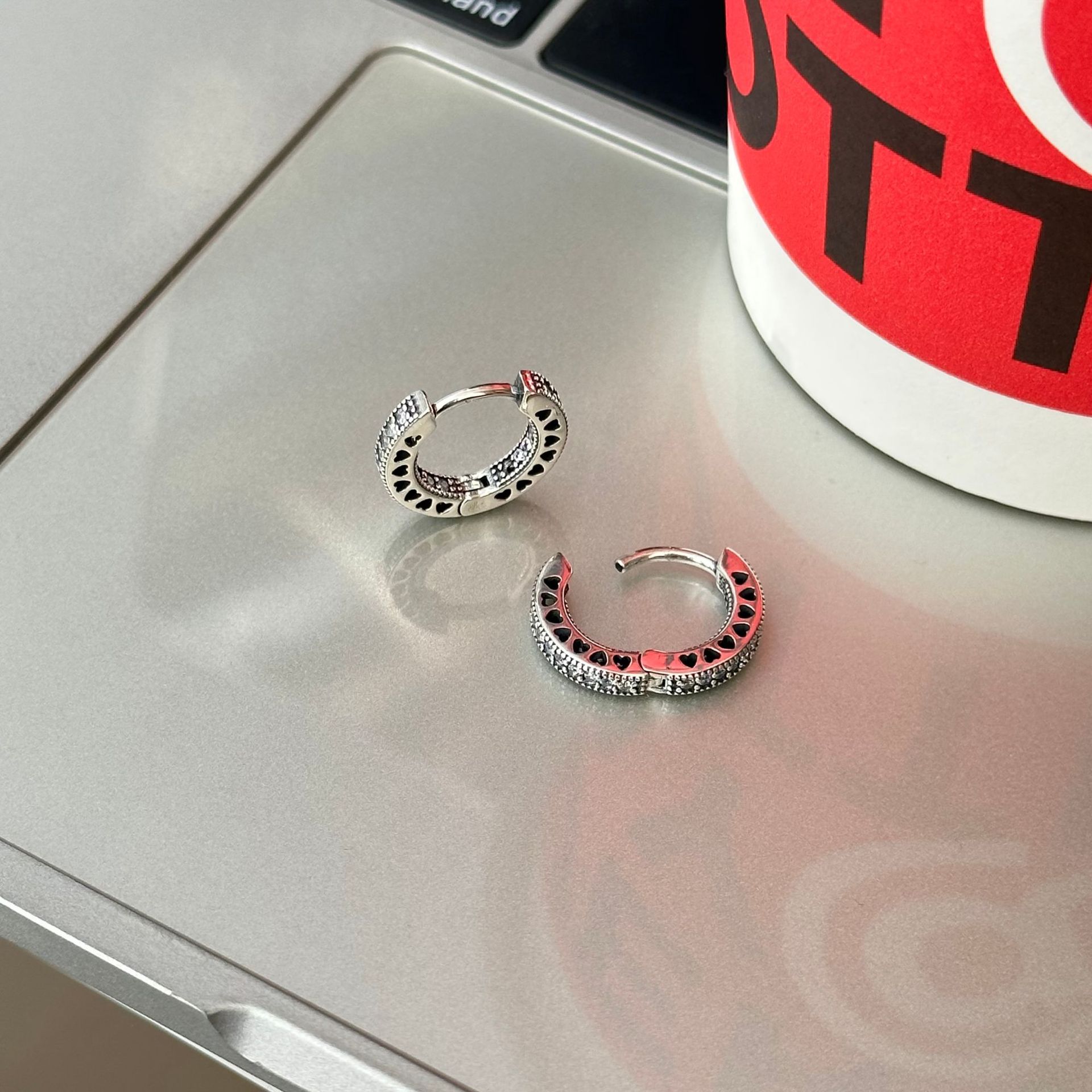 シルバーアクセサリー 透かし模様のフープフープピアス