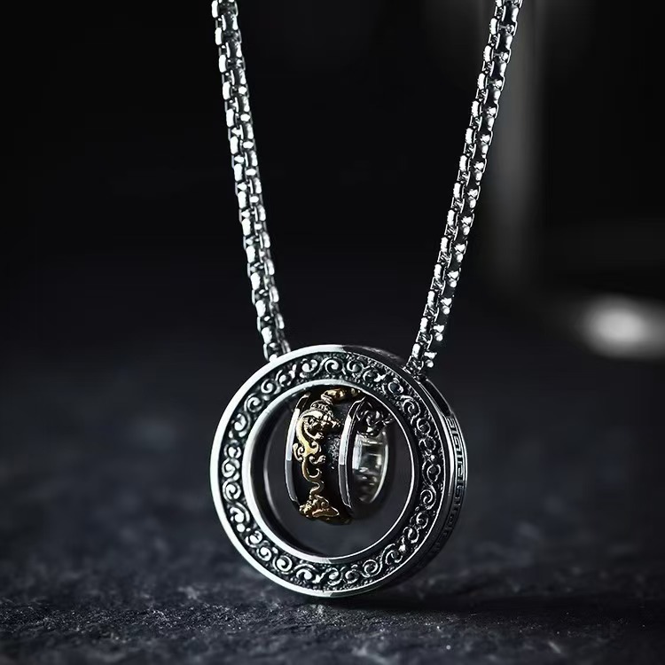 シルバーアクセサリー 唐草模様が施された二重リング装飾ネックレス