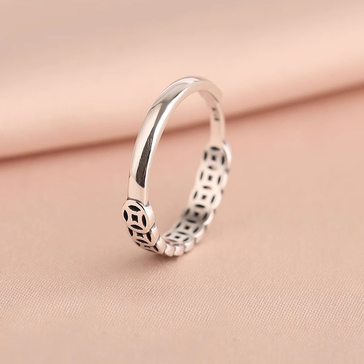 シルバーアクセサリー 幾何学模様デザイン透かしリング