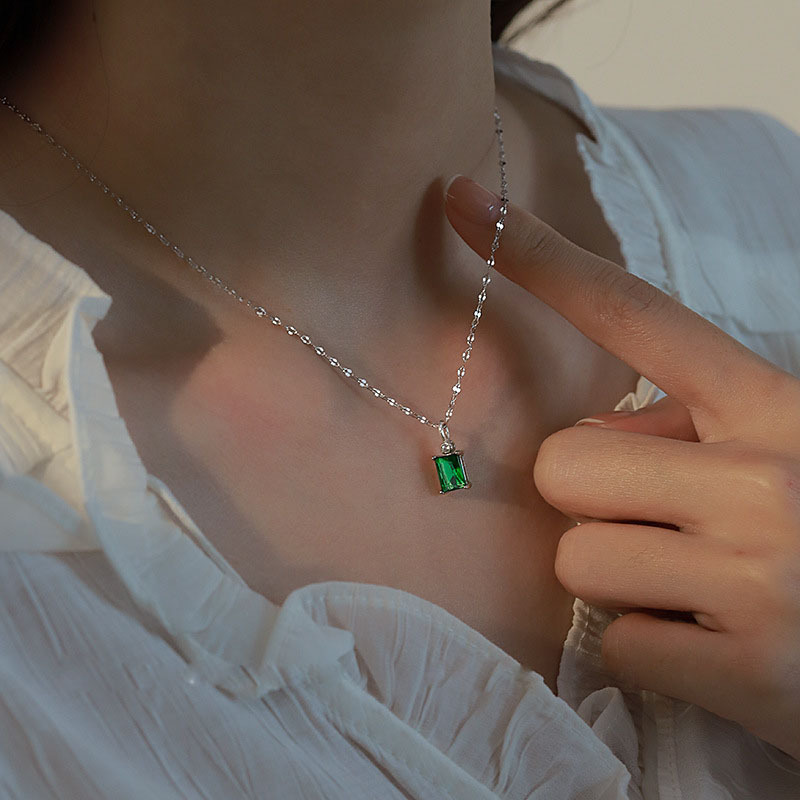 シルバーアクセサリー 四角宝石の一粒ネックレス