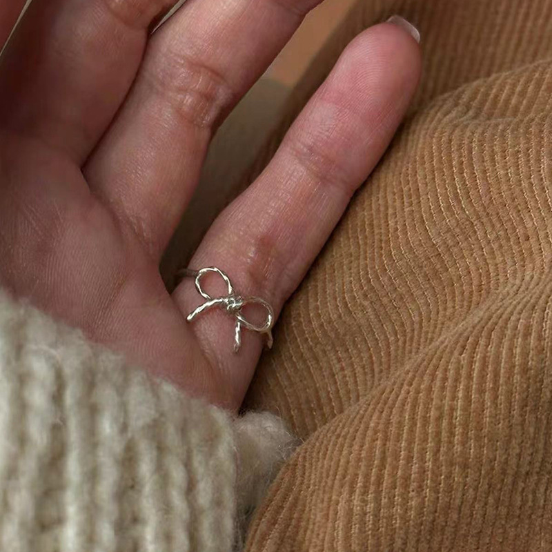 シルバーアクセサリー 結び目のしずく リング