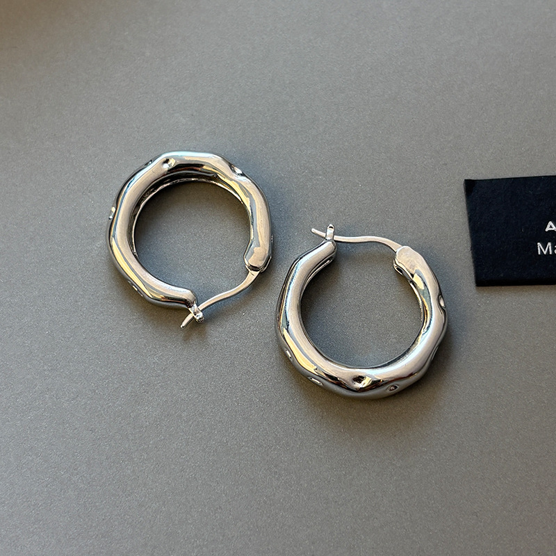 シルバーアクセサリー 丸みのある波打つフープピアス